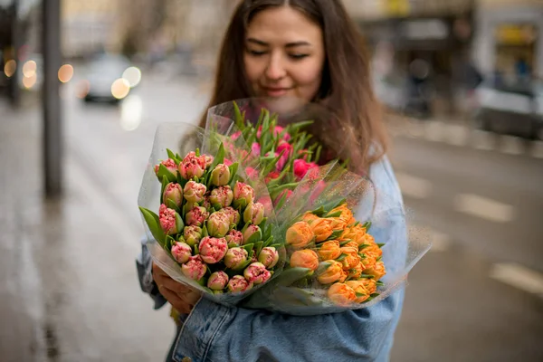 าตาลท มในแจ คเก ตเดนน อดอกก หลาบส นหลายดอกในผ มโปร งใสด านนอก — ภาพถ่ายสต็อก