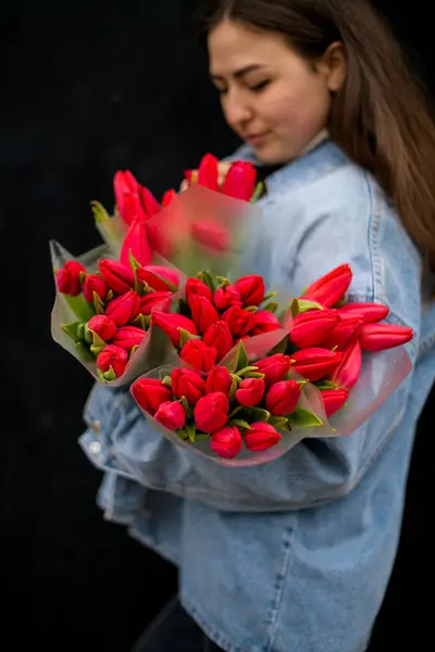 าตาลสวยถ อในม อของเธอหลายช อดอกก หลาบส แดงในห อโปร งใสบนพ นหล — ภาพถ่ายสต็อก