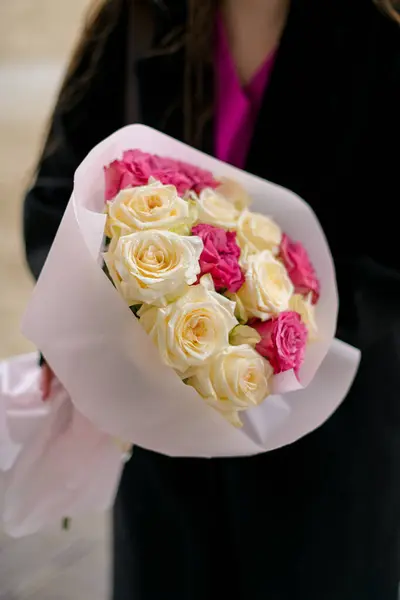 Tangan Wanita Memegang Karangan Bunga Mawar Putih Dan Merah Muda — Stok Foto