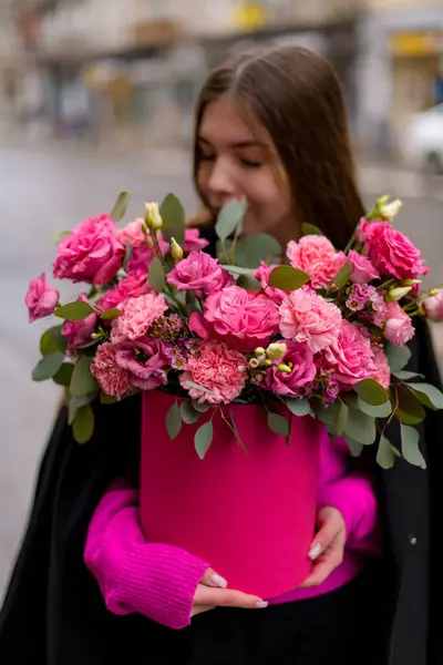 Wanita Cantik Muda Memegang Karangan Bunga Kotak Hadiah Menutup Matanya — Stok Foto