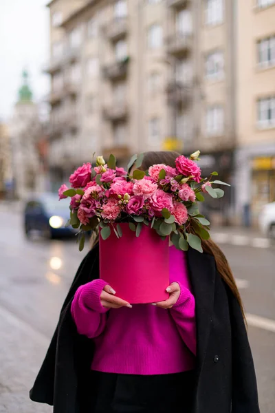 Jeune Jolie Femme Tient Bouquet Fleurs Dans Une Boîte Cadeau — Photo