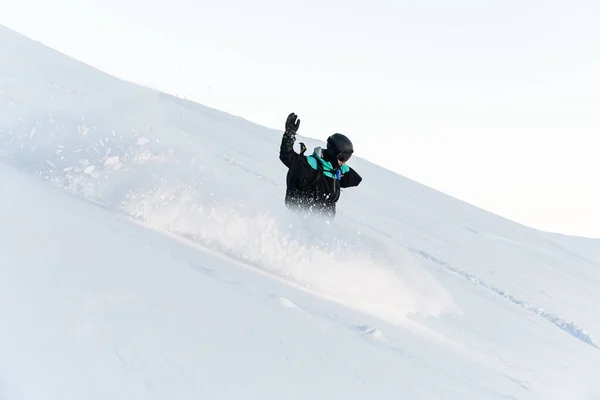 身穿黑色和蓝色滑雪服的独臂男子滑雪者正在下山 — 图库照片