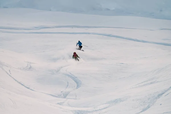 Dois Esquiadores Esquis Com Postes Suas Mãos Completam Uma Descida — Fotografia de Stock