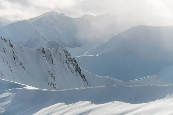 Kaunis Vuoristomaisema Jossa Vuorenhuiput Joista Osa Näkyy Lumen Alta Taivaan — kuvapankkivalokuva