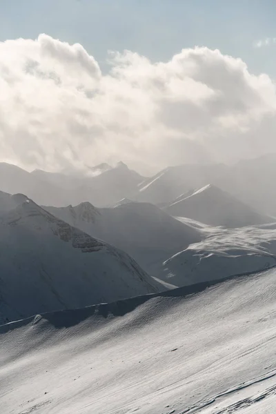 Kaunis Vuoristomaisema Jossa Lumipeitteiset Vuorijonot Ovat Sumun Peitossa Sinistä Taivasta — kuvapankkivalokuva