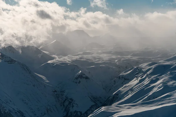 Beyaz Bulutlarla Çevrili Karla Kaplı Bir Dağın Güzel Manzarası Sanki — Stok fotoğraf