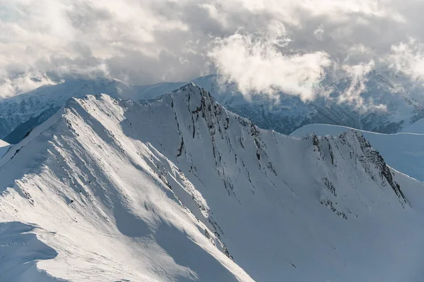 Bergvallei Verlicht Door Zonnestralen Tegen Achtergrond Van Bergtoppen Verborgen Witte — Stockfoto