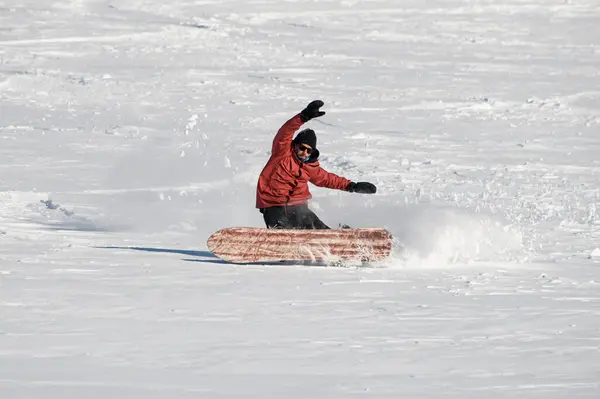 Snowboarder Rode Jas Zijn Snowboard Doet Trucs Zijn Snowboard Door — Stockfoto