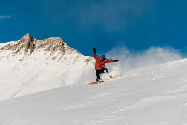 Snowboarder Röd Jacka Går Nerför Sluttning Med Händerna Upp För — Stockfoto