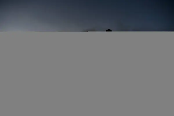 Kayakçının Siluetleri Alacakaranlıkta Sisle Kaplanmış Alçak Dağların Arka Planına Karşı — Stok fotoğraf