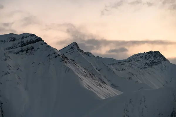 Lähikuva Luminen Vuoren Rinne Taustalla Taivaan Ennen Auringonnousua Kaunis Talvi — kuvapankkivalokuva