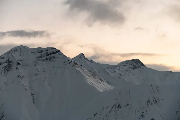 Kaunis Kuva Lumen Peitossa Vuoren Rinteillä Aamulla Maisema Vuorilla Ystäville — kuvapankkivalokuva