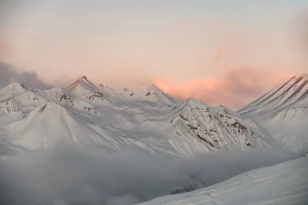 Vackra Snöiga Backar Mot Bakgrunden Den Karmosinröda Stigande Solen Dimma — Stockfoto