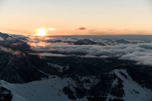 Vue Sommet Massif Montagneux Couvert Nuages Brumeux Sur Fond Coucher — Photo