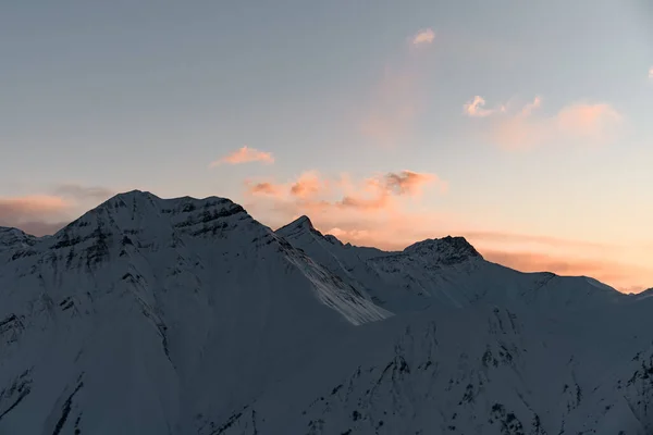 Berg Sluttningar Snö Bakom Vilken Knappt Kan Vita Moln Flyter — Stockfoto