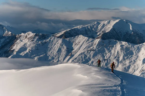 Два Фрирайдера Движутся Снежному Склону Один Лыжах Другой Сноуборде Фоне — стоковое фото