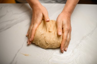 Pasta şefi yemek hazırlamak için hamur yoğurur. Fırında daha fazla pişirmeye hazırlanıyorum.