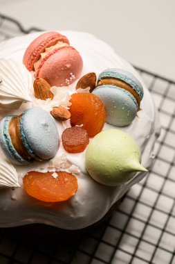 Kremalı iştah açıcı turta, badem kurabiyesi, şekerli meyve ve ızgarada reçel.