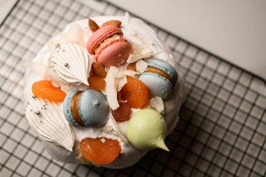 Badem unundan yapılmış lezzetli bir turta. Kremalı, şekerli meyveli ve ızgarada reçelli.