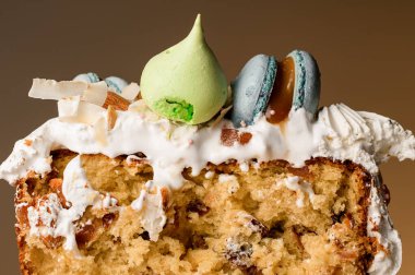 Beyaz kremalı kek, mavi makarna, şekerli meyve ve badem dolgulu ve narin krema.