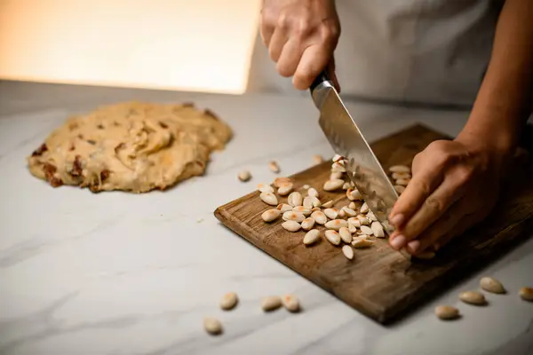 Koki Pastry Memotong Almond Dengan Pisau Papan Kayu Yang Terletak — Stok Foto