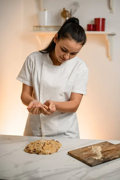 Pasticceria Prepara Pasta Torta Ulteriore Cottura Forno Temperatura Calda Decorazione — Foto Stock