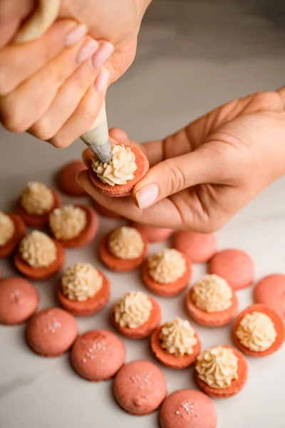 Membuat Makaron Dengan Krim Coklat Muda Menggunakan Tas Kue Isi — Stok Foto
