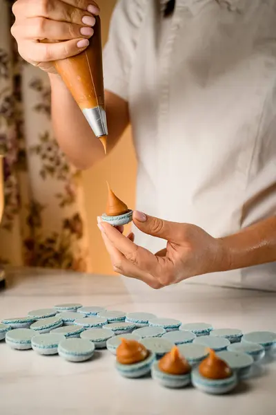 เชฟขนมป าแมคคารอนส าเง นเต มคร าตาลเข มโดยใช งขนมป — ภาพถ่ายสต็อก