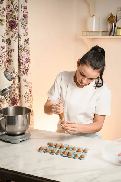 Fazer Macarons Uma Mesa Mármore Por Especialista Culinária Uma Menina — Fotografia de Stock