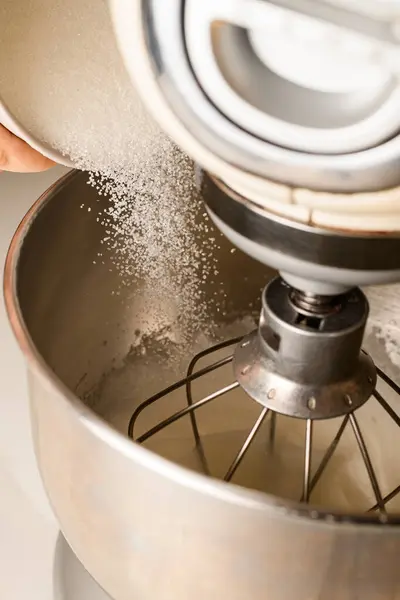 Mixer Membuat Krim Dari Telur Dan Gula Menyiapkan Krim Putih — Stok Foto