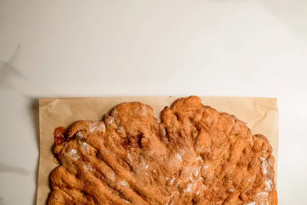 Kue Yang Terbuat Dari Tepung Almond Terletak Atas Meja Atas — Stok Foto