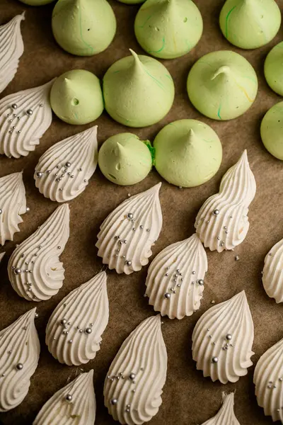Vue Haut Macarons Gâteaux Meringués Aux Couleurs Blanches Vertes Décorés — Photo