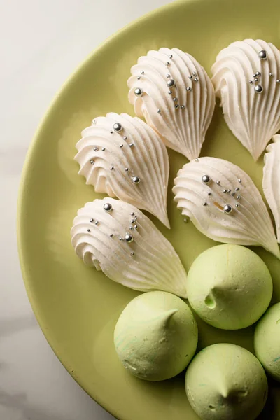 Des Macarons Des Gâteaux Meringues Aux Couleurs Blanches Vertes Décorés — Photo