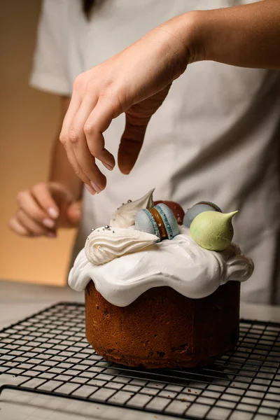 Szef Kuchni Zdobi Ciasto Wielkanocne Różowymi Niebieskimi Makaronami Białymi Małymi — Zdjęcie stockowe