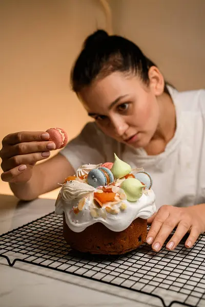 Chef Pastelaria Decora Bolo Aniversário Com Rosa Macaroons Azuis Pequenos — Fotografia de Stock