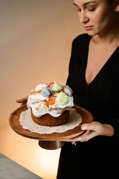 Belle Fille Tenant Délicieux Cupcake Avec Farine Amande Macarons Remplis — Photo