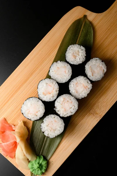 Sebagian Sushi Gulung Dengan Jahe Dan Wasabi Disajikan Atas Daun — Stok Foto
