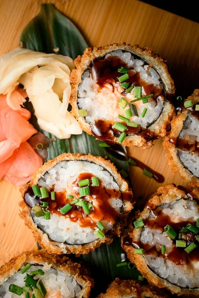 Foto Potongan Sushi Gulung Dengan Saus Papan Kayu Disajikan Dengan — Stok Foto