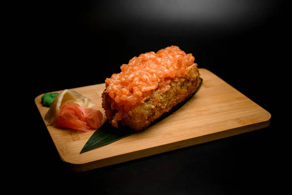 Sushi Gulung Roti Dengan Roti Gulung Dituangkan Dengan Saus Dan — Stok Foto
