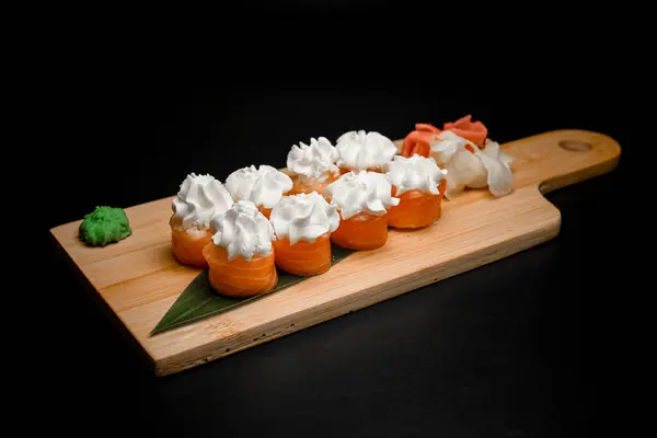 Sushi Roll Dengan Salmon Dihiasi Dengan Krim Disajikan Dengan Jahe — Stok Foto