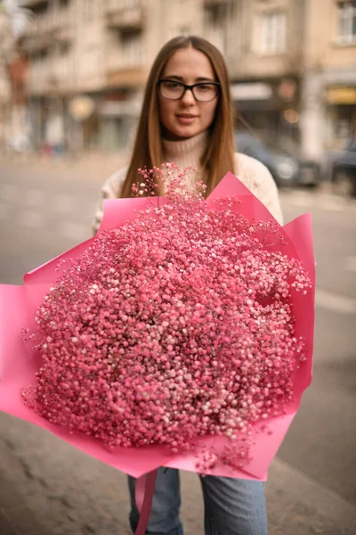 Gözlüklü Güzel Bir Kadın Büyük Bir Buket Pembe Çingene Çiçeğini — Stok fotoğraf