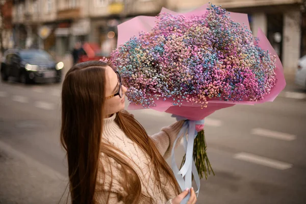 งสวยในแว นตาก นชมช อดอกไม ปโซหลายส ในผ ชมพ บนพ นหล งของถนน — ภาพถ่ายสต็อก
