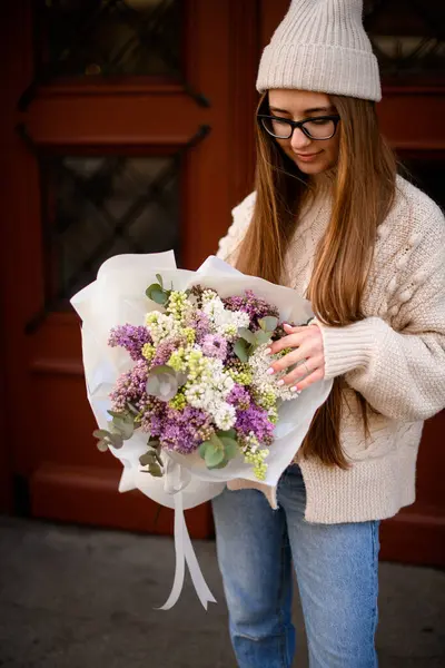 Wanita Cantik Dalam Kacamata Memegang Karangan Bunga Dalam Pembungkus Putih — Stok Foto