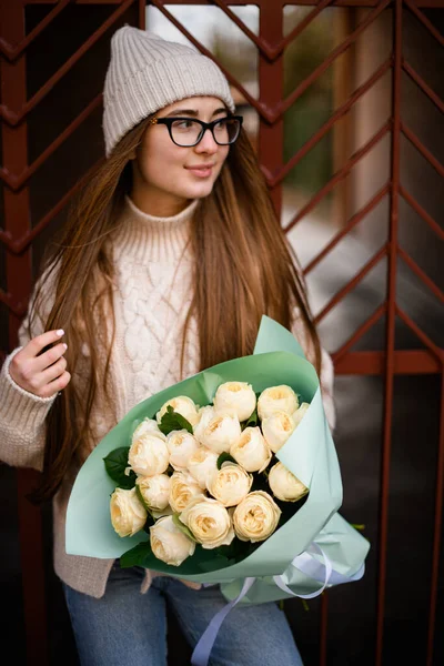 Wanita Muda Tersenyum Memegang Karangan Bunga Mawar Putih Yang Indah — Stok Foto