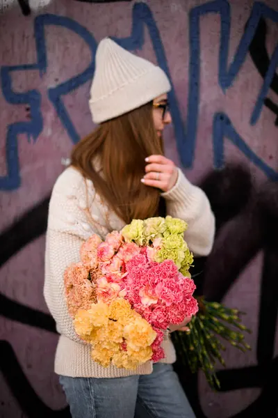 Senyum Manis Wanita Memegang Buket Besar Bunga Segar Berwarna Berpaling — Stok Foto