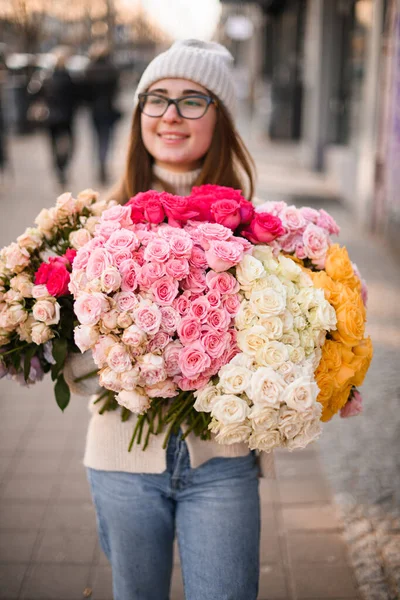 Cute Tersenyum Wanita Topi Dan Kacamata Memegang Buket Besar Mawar — Stok Foto
