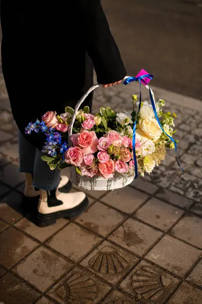 Fokus Selektif Pada Keranjang Wicker Dengan Campuran Bunga Segar Tangan — Stok Foto