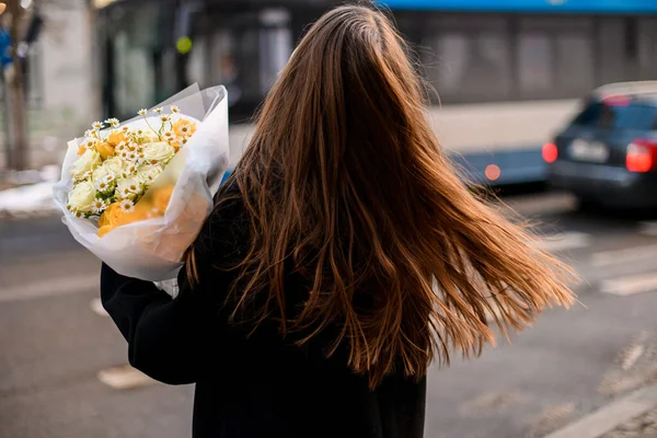 งสาวส าตาลถ อดอกไม ขนาดใหญ ของดอกไม างๆห อในกระดาษงานฝ ขาว แนวค านขายดอกไม — ภาพถ่ายสต็อก