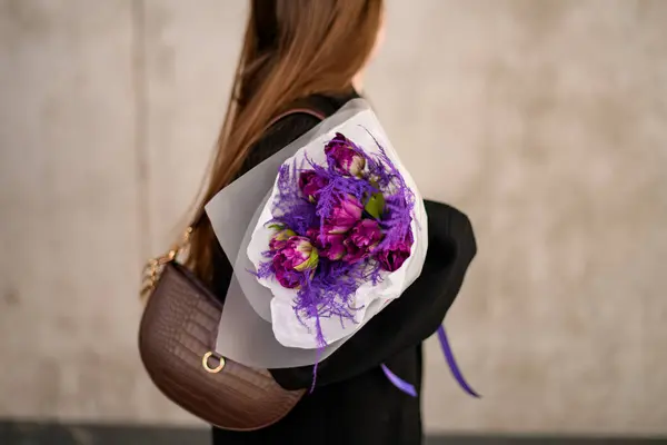 Terpotong Foto Wanita Bermantel Gelap Dengan Karangan Bunga Tulip Ungu — Stok Foto