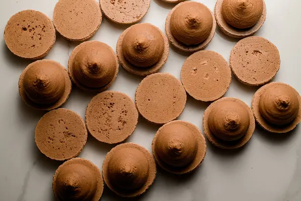 Tampilan Foto Close Atas Dari Kosong Makaroni Coklat Terletak Meja — Stok Foto